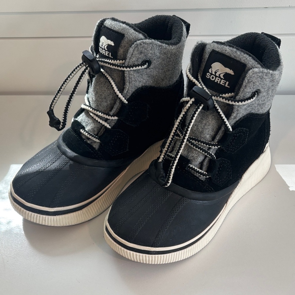 Children Unisex Boots SOREL Kids Out N About IV Chillz WP SZ 3 EUC